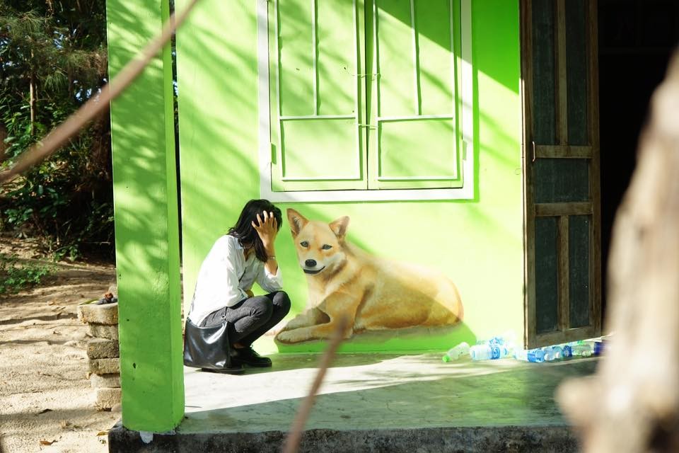 Có chú chó nhỏ nằm bên hiên nhà 