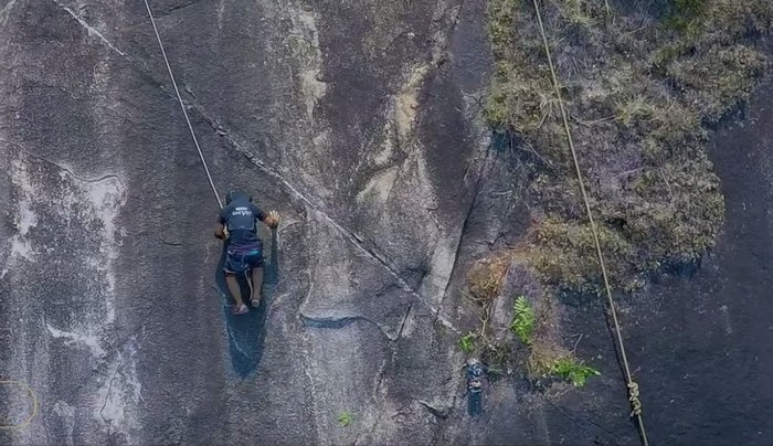 Leo vách đá chinh phục đỉnh Hòn Hèo -