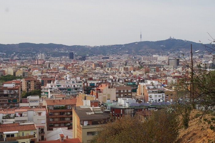 Lang thang quanh khu đồi Montjuic bạn sẽ tìm được khá nhiều địa điểm có thể ngắm toàn cảnh thành phố miễn phí. Đặc biệt là bạn được dạo bước trên những con đường không quá đông đúc du khách như La Rambla để tận hưởng sự thanh bình của một Barcelona khác. 