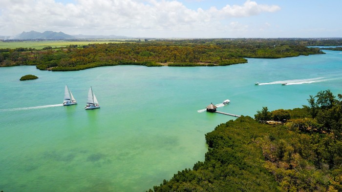 Biển ở Mauritius xanh ngắt và trong vắt. 