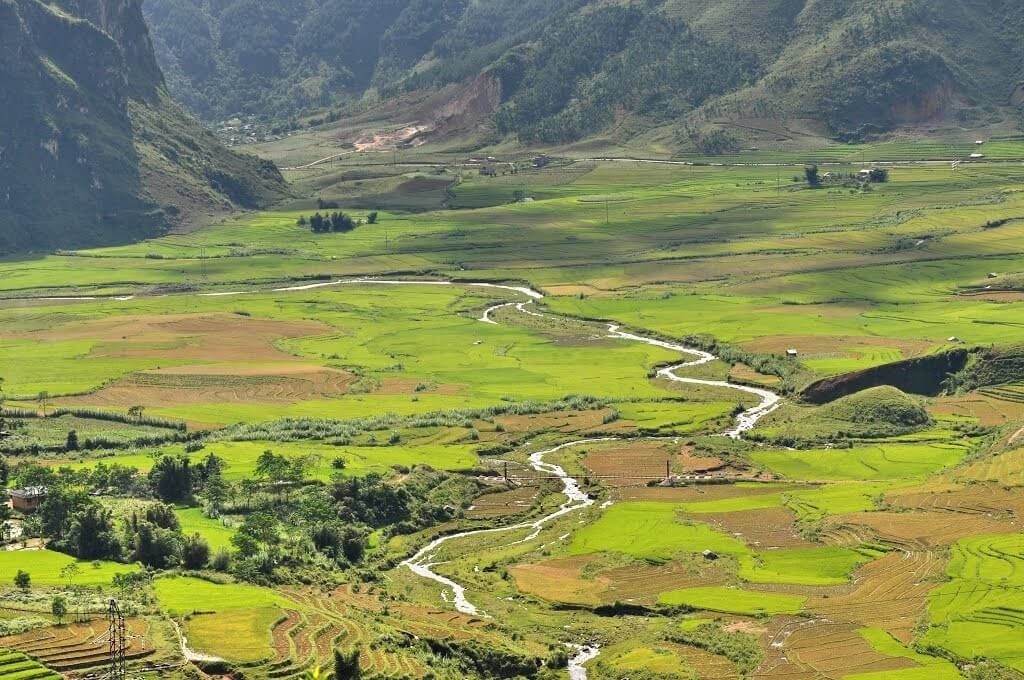 Từ đèo Khau Cọ ngắm nhìn những mảng màu độc đáo của thung lũng phía xa xa