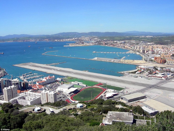 Sân bay quốc tế Gibraltar nằm trên vùng lãnh thổ hải ngoại cùng tên thuộc quyền quản lý của Vương quốc Anh. Vùng đất tự trị này nằm sát biên giới Tây Ban Nha. Ảnh: Alamy.