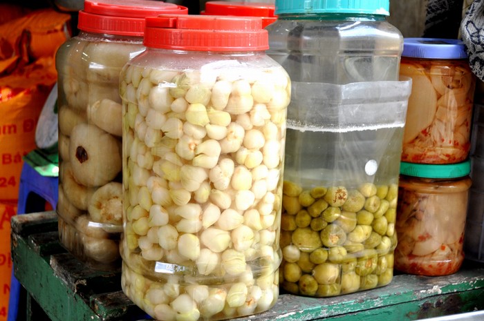 Cà muối, cà pháo xanh muối, măng muối, mắm tôm và các loại thực phẩm khác chỉ có ở các tỉnh miền Bắc cũng có mặt quanh năm để phục vụ khách hàng.