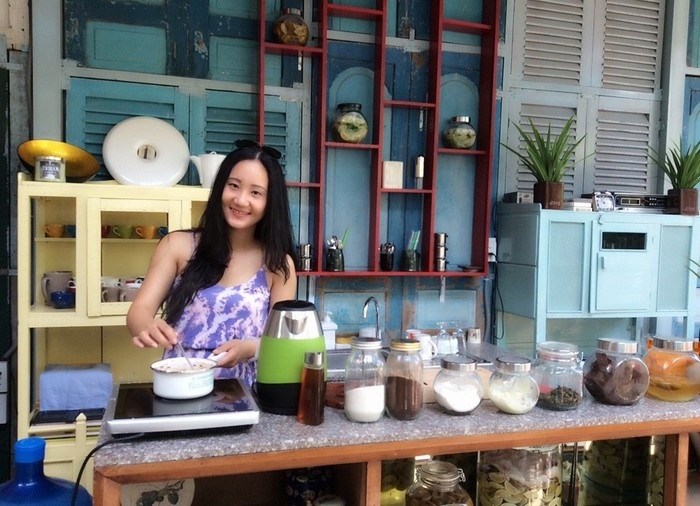Bạn trẻ hào hứng pha chế món uống yêu thích