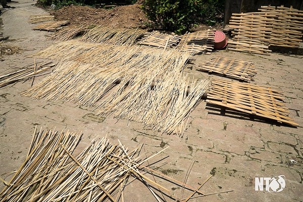 Những thanh nứa được phơi khô trước khi đan thành chiếc đó