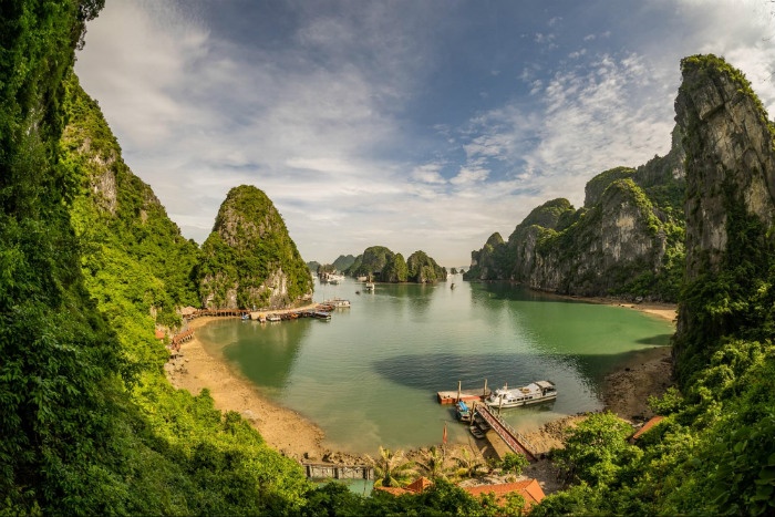 Cảnh quan thiên nhiên kỳ thú do tạo hóa ban tặng cho Hạ Long là điều hấp dẫn nhất mà báo Pháp đánh giá 