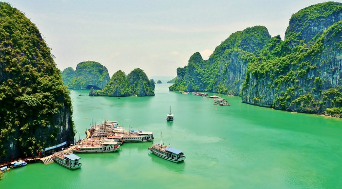 Vịnh Hạ Long như một viên ngọc bích đẹp sắc sảo và vô cùng quý giá 