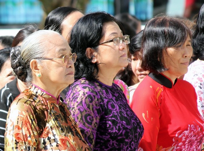 Hàng nghìn người viếng Chủ tịch Hồ Chí Minh trên quảng trường đi bộ