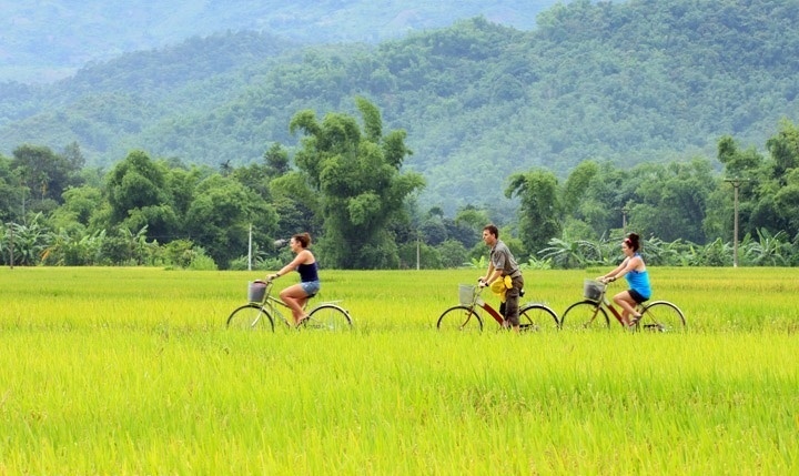 Mùa hè, bản Lác đông vui như ngày hội, với nhiều khách du lịch đến đây