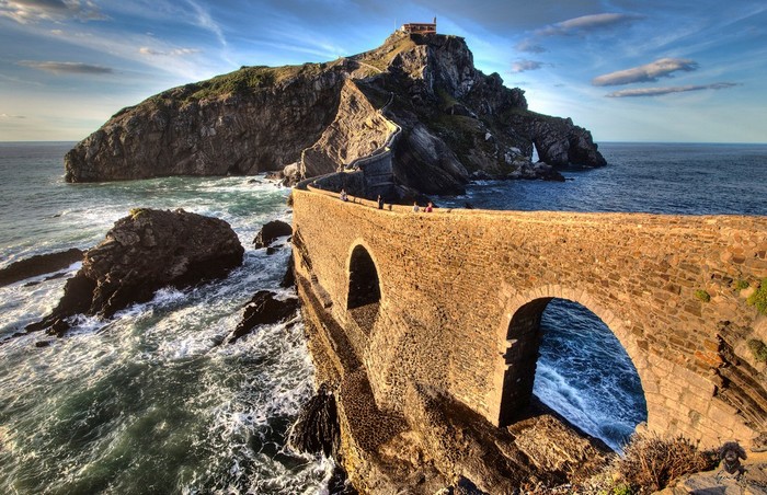 Khung cảnh hùng vĩ nhìn từ cuối cầu Gaztelugatxe