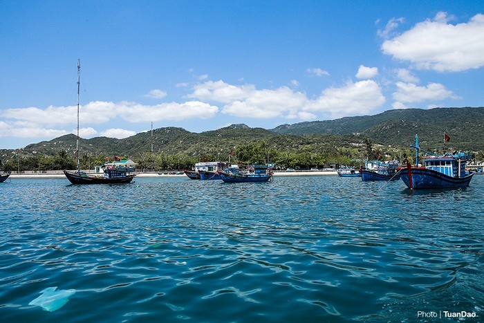 Vĩnh Hy là một vịnh nhỏ cách thành phố Phan Rang (Ninh Thuận) 45 km. 