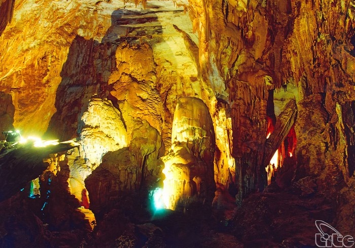Phong Nha được mệnh danh là vương quốc hang động, nơi ẩn chứa nhiều cảnh quan kỳ bí, các hang động đẹp lộng lẫy như lâu đài nằm trong lòng những ngọn núi đá vôi.