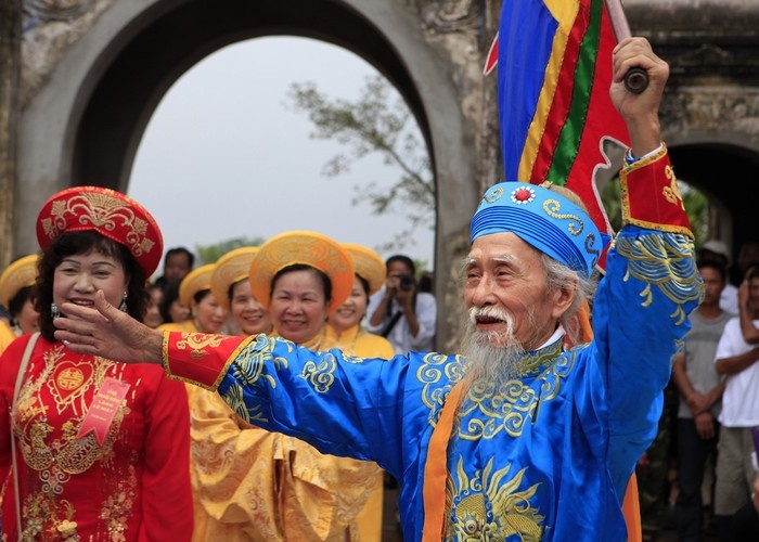 Phần lễ rước cỗ diễn ra long trọng, đầy hào khí