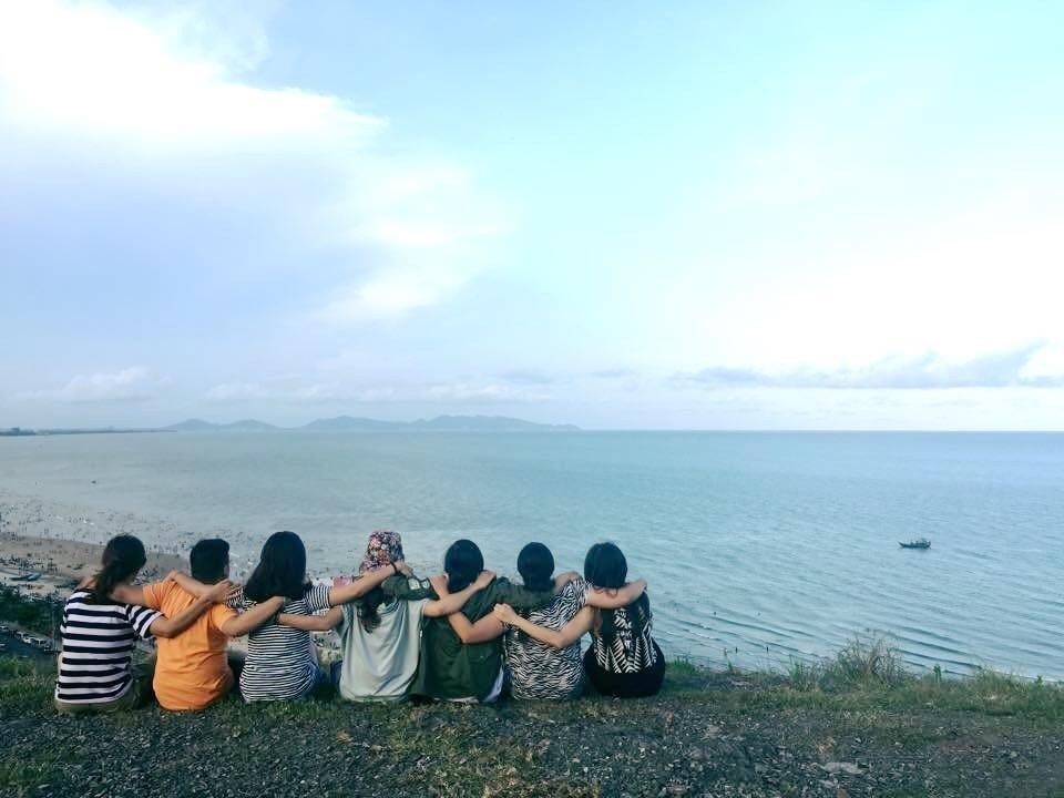 Nhóm bạn cùng đón gió, ngắm biển và trò chuyện trên đồi Con Heo