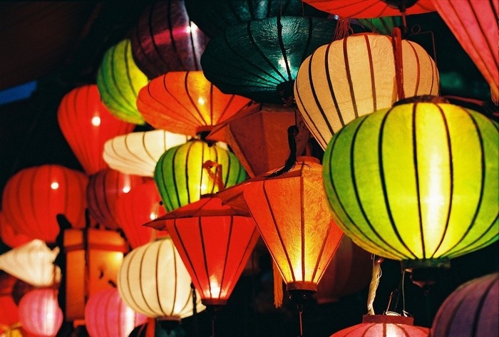 The image is very familiar and warm in the ancient town of Hoi An