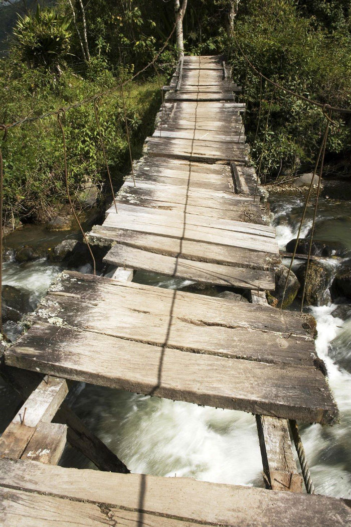 Với cây cầu gỗ ở Imbabura, Ecuador thì khi đi qua bạn phải chú ý từng bước đi của mình nếu không muốn “lọt vào bẫy” – những “chiếc bẫy” tạo thành từ những nhịp cầu bị thiếu - Ảnh: sưu tầm