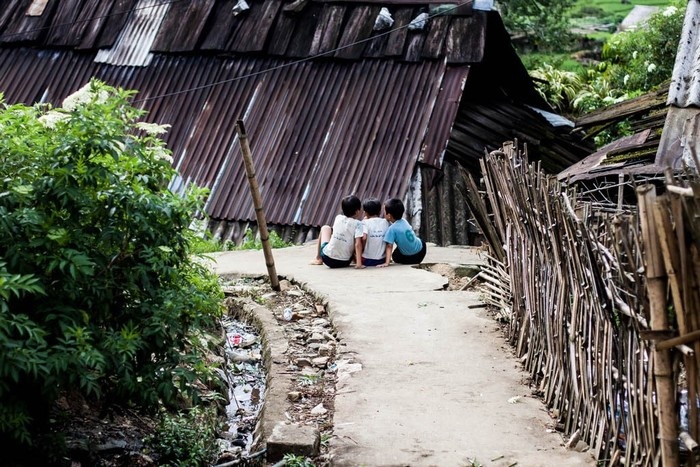 Sapa - Trên những con đường thấp thoáng xanh, ánh mắt trong veo của trẻ thơ làm ta nhớ
