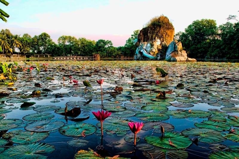 Hồ Long Ẩn đẹp ngỡ ngàng trong khuôn viên khu du lịch Bửu Long 