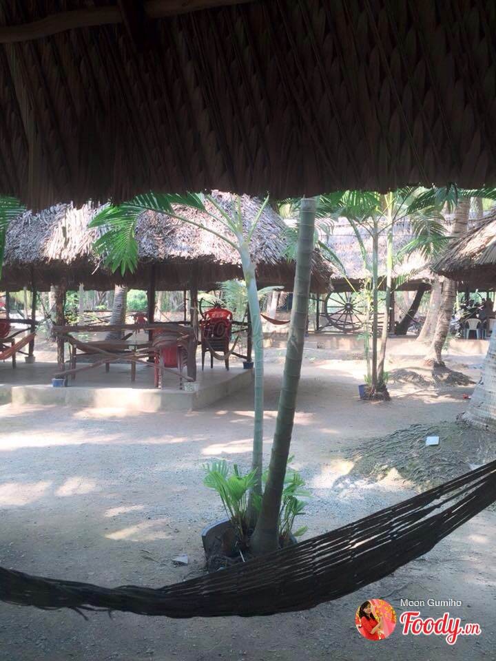 Nghỉ ngơi trên võng chờ thức ăn