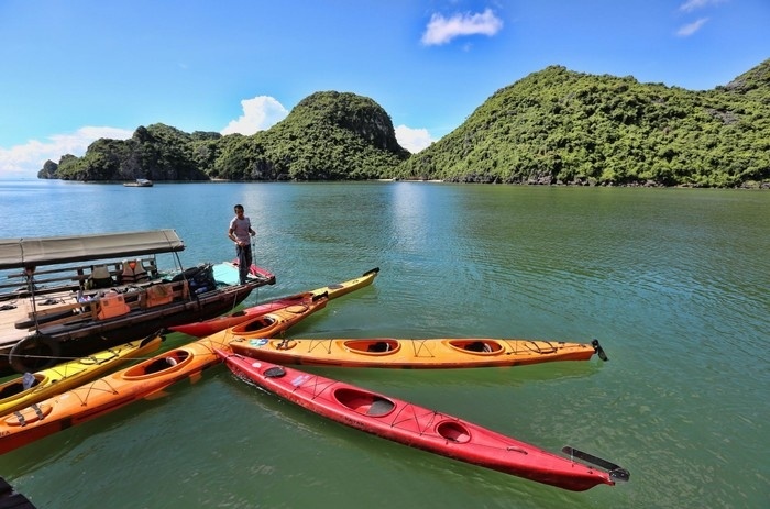 Chèo thuyền Kayak trên vịnh Lan Hạ