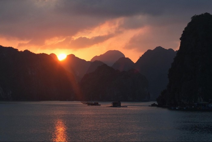 Hoàng hôn yên bình trên vịnh Lan Hạ