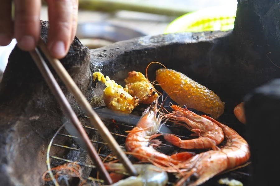 Thơm lừng món tôm nướng ở đầm Thị Tường