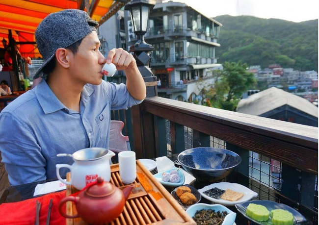 Bạn còn có thể nhâm nhi tách trà, ngắm nhìn cảnh đẹp từ trên cao. @gust_tongra