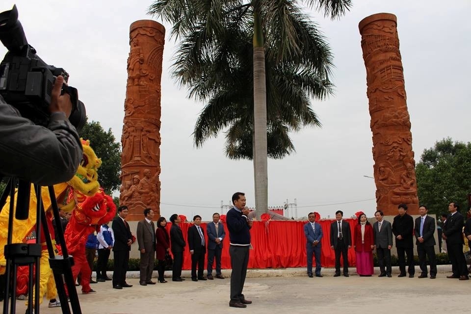 Người dân xứ Thanh háo hức ngắm nhìn hai trụ gốm độc đáo