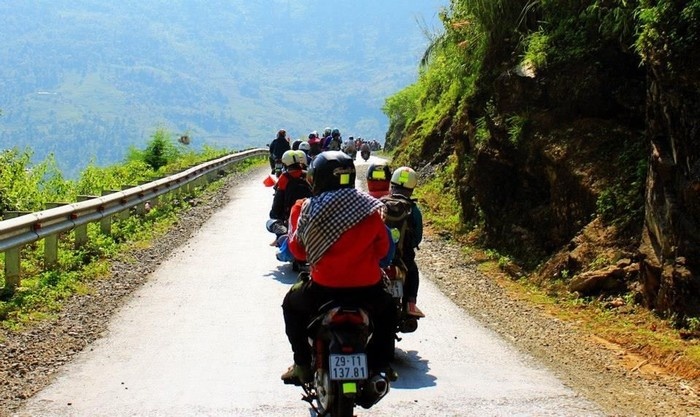 RA HIỆU CHO CÁC XE SAU